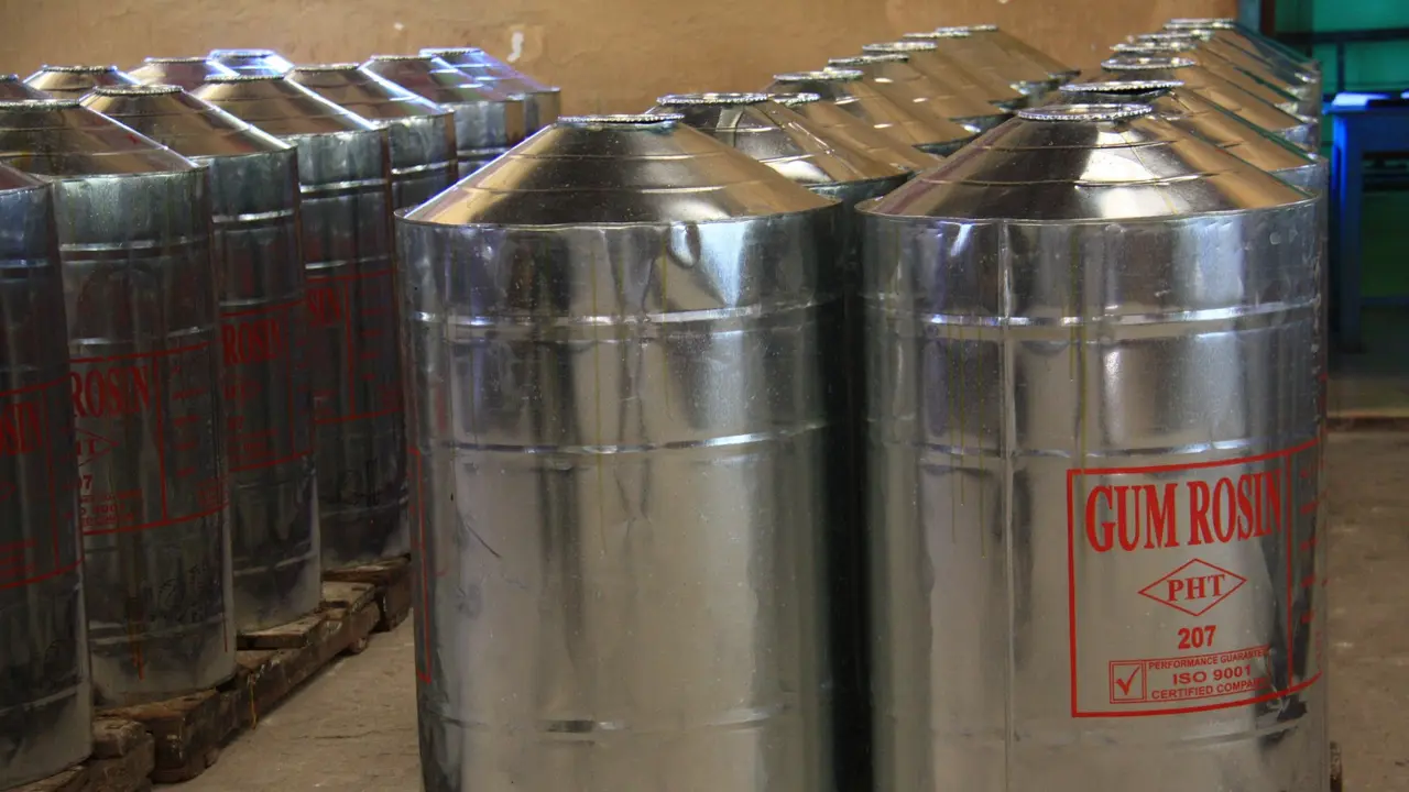 Perum Perhutani menargetkan bisa mengekspor 20 juta kilogram gum rosin di 2023 ini. Sejumlah negara tujuan ekspor Gondorukem, nama lain Gum Rosin, yakni Jepang, Jerman, Belgium, Pakistan, hingga Turki. (Dok Perhutani)