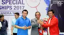 Mantan Ketua PBSI, Djoko Santoso (kedua kanan) menerima penghargaan tokoh bulu tangkis berprestasi versi CWIBC di Candra Wijaya Internasional Badminton Centre, Tangerang, Selasa (19/12). (Liputan6.com/Helmi Fithriansyah)