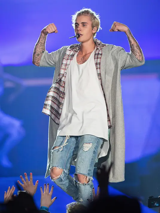 Justin Bieber pun langsung roboh dan tersungkur jatuh ketika harus menerima pukulan dan tonjokan dari pria berbadan kekar tersebut. (AFP/Bintang.com)