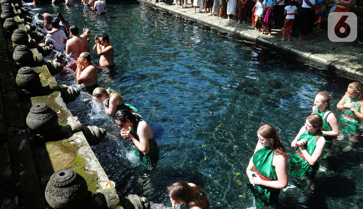 <p>Wisatawan antri membersihkan diri (melukat) di Pura Tirta Empul, Desa Tampaksiring, Gianyar, Bali, jumat (6/5/20222). Dalam sehari, lebih dari 2.000 wisatawan berkunjung ke obyek wisata spiritual i yang menjadi salah satu primadona di Pulau Bali ini. (merdeka.com/Arie Basuki)</p>