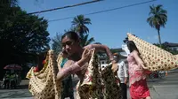 Para pekerja seni tradisi yang tergabung dalam kelompok Masyarakat Seni Rakyat Indonesia (Masri) menggelar aksi kesenian dan memanjatkan doa di depan pelataran Gasibu tepat di depan Gedung Sate, Senin (20/7/2020). (Liputan6.com/Huyogo Simbolon)