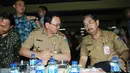 Gubernur DKI Jakarta Basuki T Purnama (kedua kanan) saat berbincang dengan Walikota Jakarta Pusat mangara pardede saat berada di Pasar Blok G, Tanah Abang, Jakarta, Rabu (15/4/2015). (Liputan6.com/Herman Zakharia)