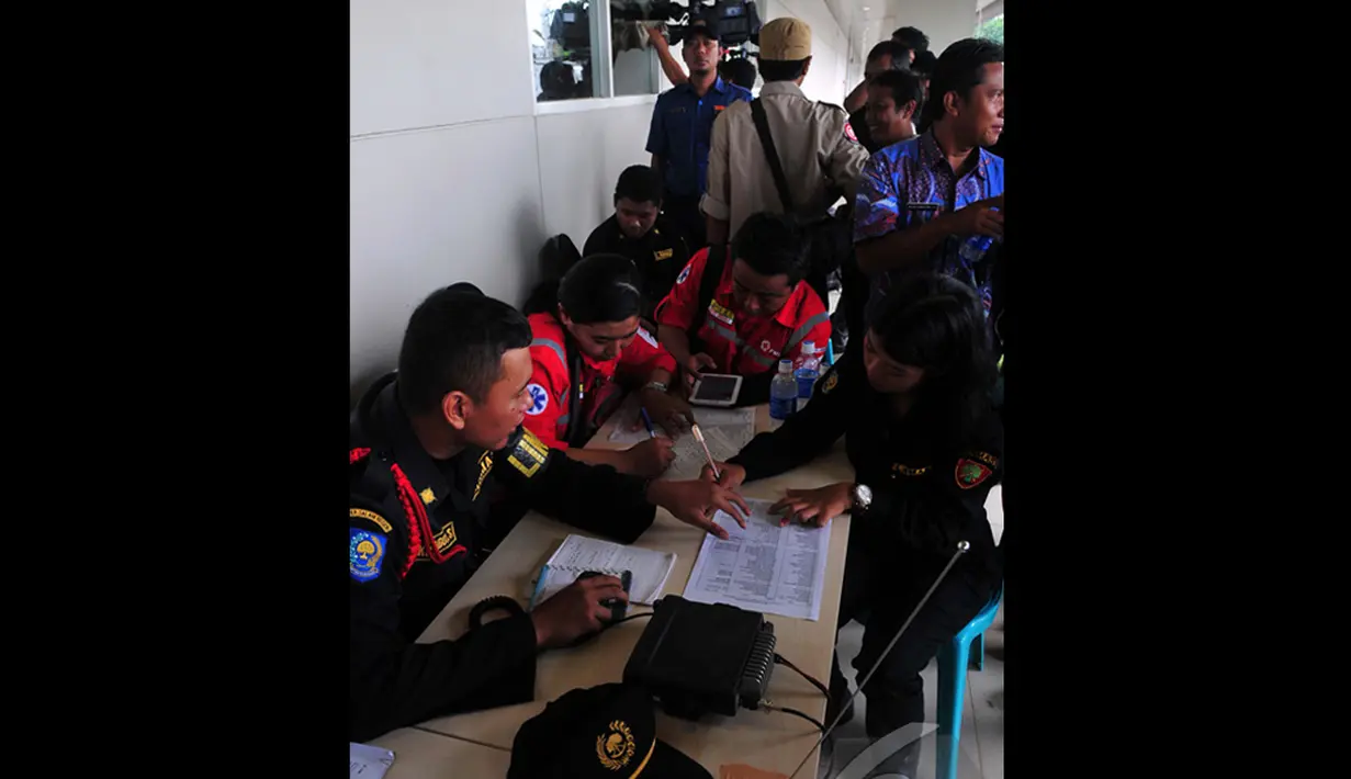 Sejumlah petugas saat mencatat di posko Crisis Center di Terminal II Bandara Juanda terkait pencarian pesawat AirAsia QZ8501, Surabaya, Jawa Timur, Senin (29/12/2014). (Liputan6.com/Johan Tallo)