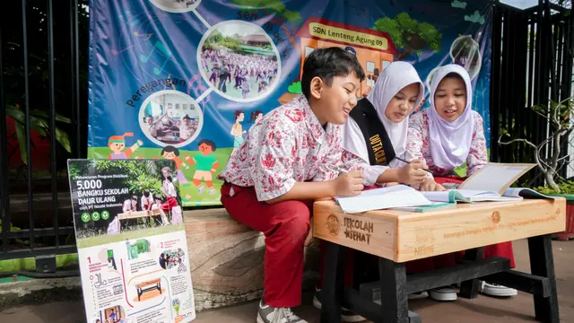 PT Nestlé Indonesia Distribusi 5.000 Bangku Daur Ulang ke 500 Sekolah Dasar