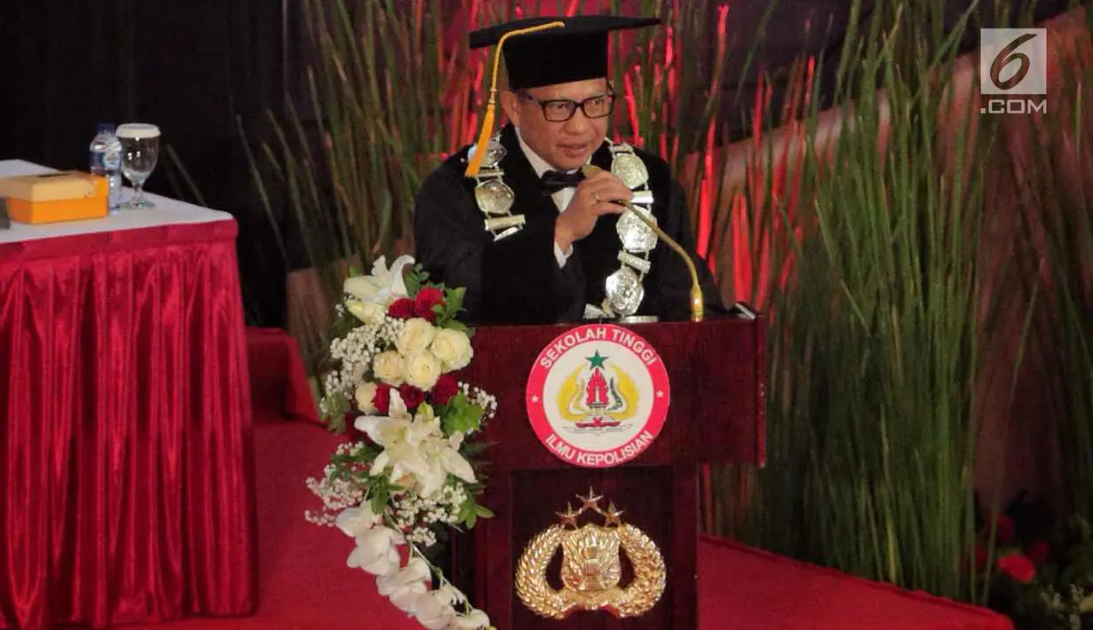 Kapolri Jenderal Tito Karnavian menyampaikan pidato pada pengukuhan sebagai guru besar untuk studi strategis kajian kontra terorisme di Sekolah Tinggi Ilmu Kepolisian Perguruan Tinggi Ilmu Kepolisian, Jakarta, Kamis (26/10). (Liputan6.com/Faizal Fanani)