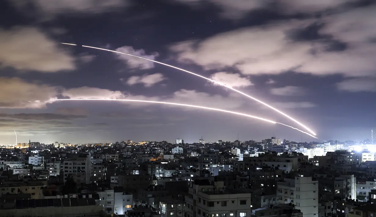 Roket diluncurkan ke arah Israel dari Kota Gaza, Palestina, 18 Mei 2021). Konflik antara Palestina dan Israel terus berlanjut. (MAHMUD HAMS/AFP)