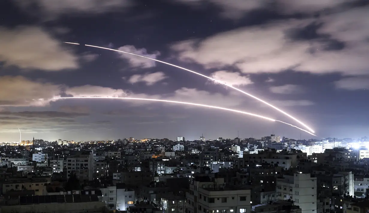 Roket diluncurkan ke arah Israel dari Kota Gaza, Palestina, 18 Mei 2021). Konflik antara Palestina dan Israel terus berlanjut. (MAHMUD HAMS/AFP)
