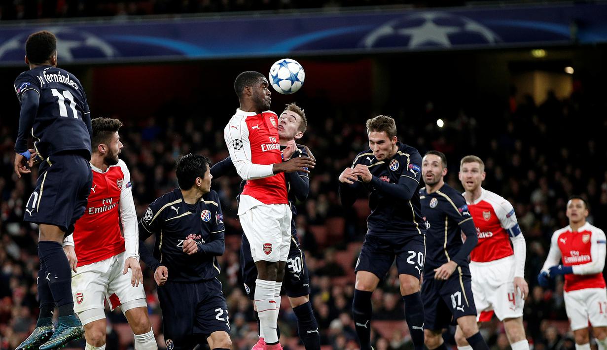 Perebutan bola di depan gawang Dinamo Zagreb dalam laga Grup F Liga Champions di Stadion Emirates, London, Rabu (25/11/2015) dini hari WIB. (AFP Photo/Adrian Dennis)