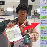 Hanya bermodalkan selembar contekan kertas berbahasa Inggris, Ibu Ini pergi ke luar negeri seorang diri hanya untuk mencari anaknya. (Foto: Viral4Real/Xiao Huifen)
