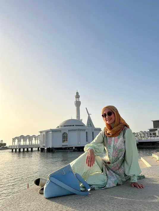 Berpose di bawah terik sinar matahari, gaya hijab Desy Ratnasari dengan tunik dan celana warna hijau senada dan hijab warna cokelat begitu memesona. (Instagram/desyratnasariterdepan).