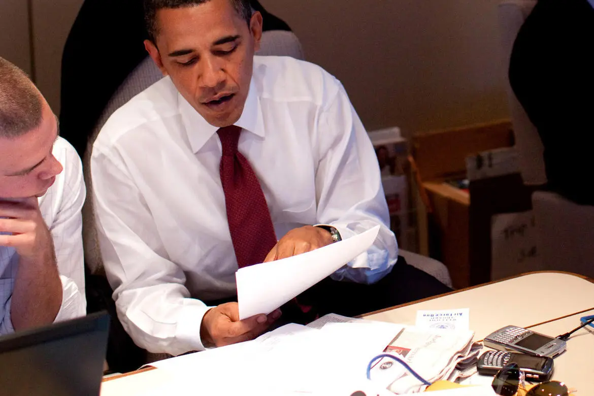 Presiden Barack Obama diketahui merupakan penggemar BlackBerry (Sumber: Pete Souza, The White House)