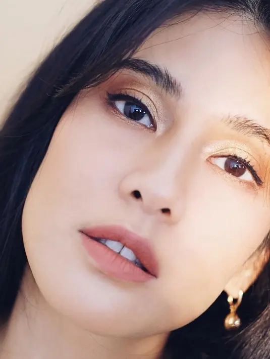Tampilannya kini pun semakin mempesona dan masih dengan makeup natural nya. Ia hanya mengenakan eye shadow shimmer dan lipstik coralnya. (@ryanogilvy)