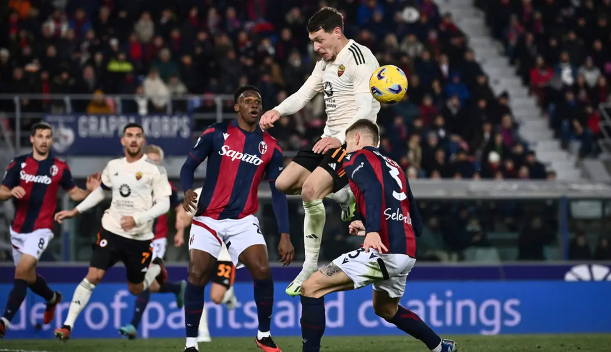 AS Roma berusaha mengejar ketertinggalan di sisa waktu yang ada. Bologna sukses mempertahankan keunggulan 2-0 hingga pluit panjang berbunyi. (Massimo Paolone /LaPresse via AP)