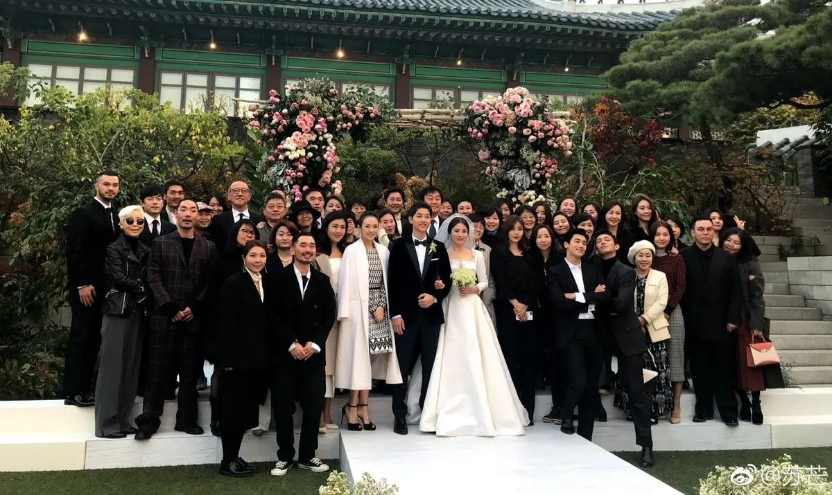 Song Joong Ki dan Song Hye Kyo Resmi Menikah [foto: twitter]