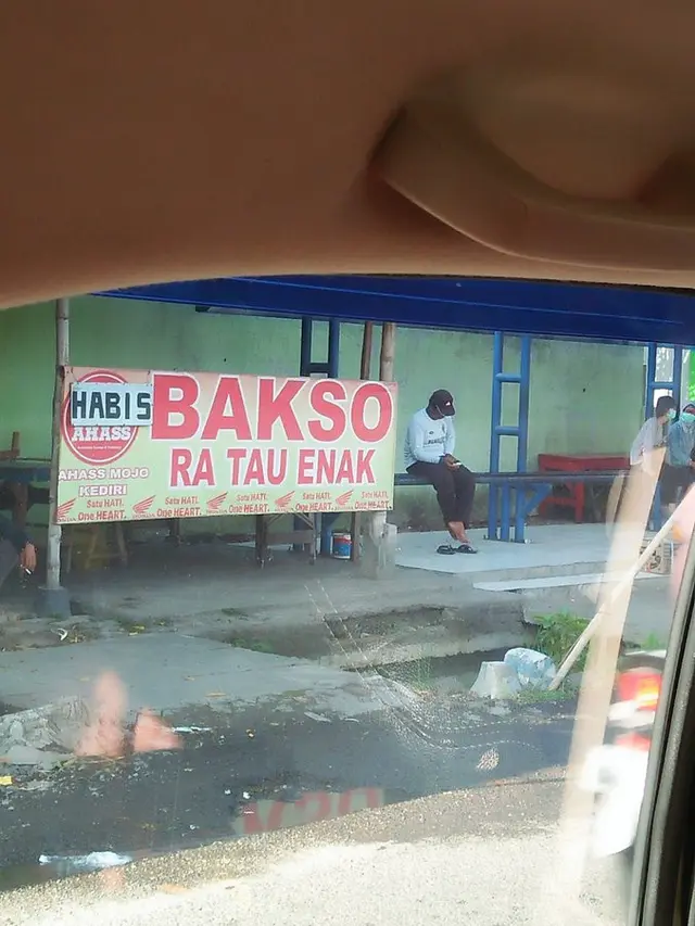 6 Spanduk Penjual Bakso dengan Tulisan Kocak Ini Bikin Geleng Kepala