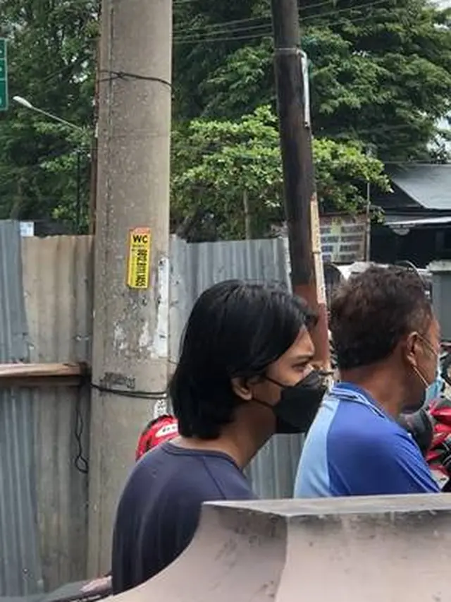 Antre Beli Minyak, Pria Goreng, Pria Diduga Mirip Iqbaal Ramadhan Ini Viral