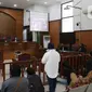 Suasana sidang telekonferensi pembacaan vonis terdakwa pembunuhan berencana anak dan ayah di Lebak Bulus, di PN Jakarta Selatan, Senin (15/6/2020). Majelis Hakim menjatuhkan vonis hukuman mati terhadap Aulia Kesuma dan putranya Geovanni Kelvin. (Liputan6.com/Herman Zakharia)