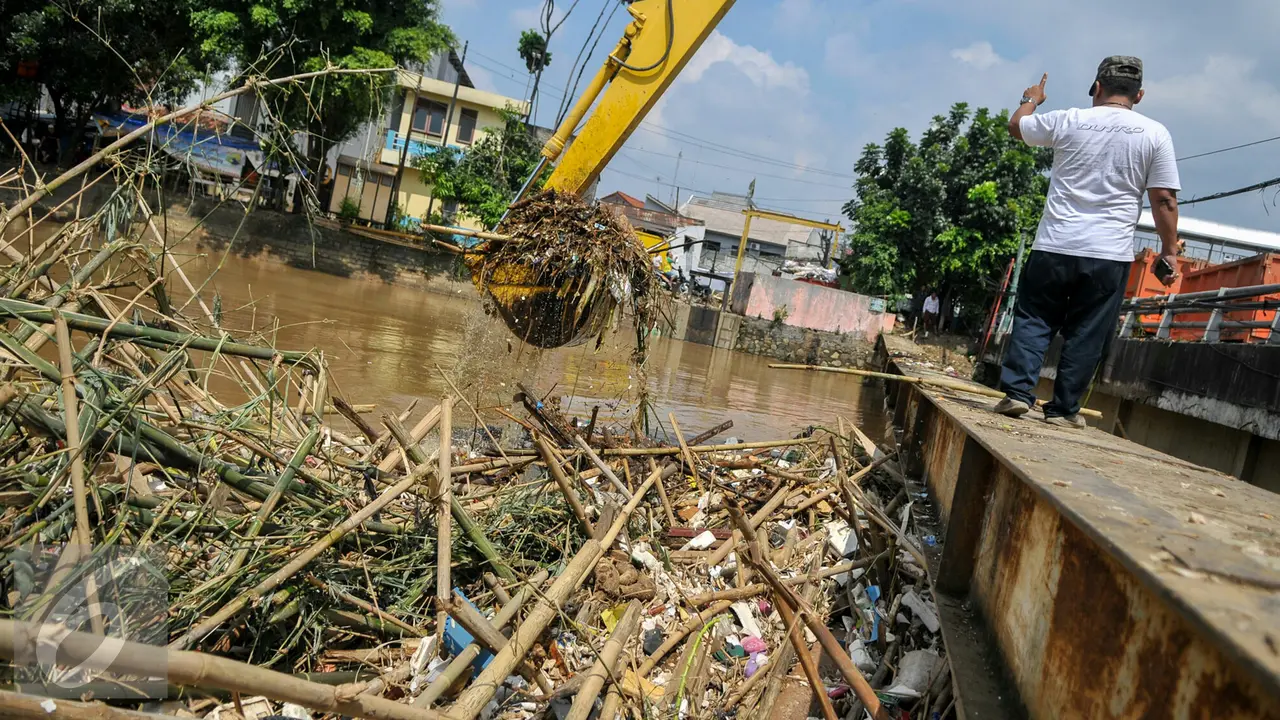 20160403- Jembatan Kampung Melayu Penuh Sampah-Jakarta- Yoppy Renato