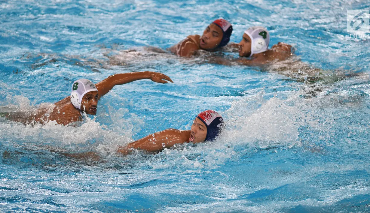 Pemain polo air Indonesia berebut bola dengan pemain Arab Saudi pada laga terakhir peringkatan Asian Games 2018 di Stadion Aquatic Centre, GBK, Jakarta, Sabtu (1/9). Indonesia kalah dengan skor 8-12. (Merdeka.com/Imam Buhori)