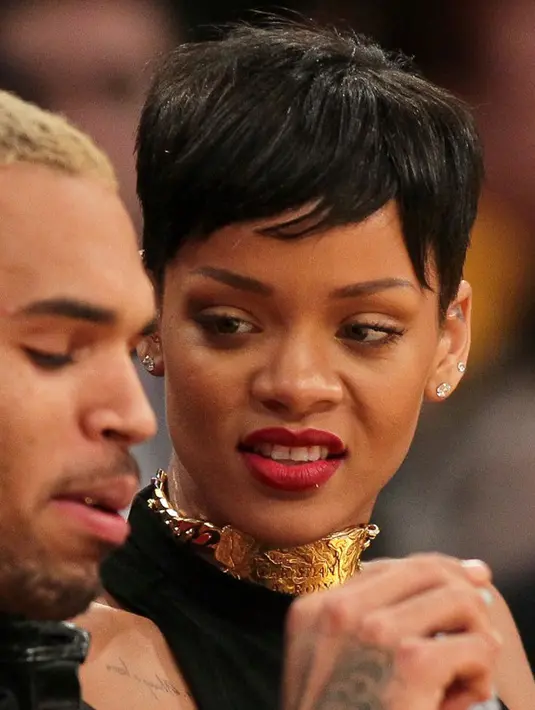 Sedang ramai menjadi pembicaraan soal kisah cintanya dengan Hassan, kabar terbaru menyebutkan bahwa keluarga Rihanna inginkan dirinya kembali ke pelukan sang mantan pacar, Chris Brown. Ada apa? (AFP/Victor Decolongon)