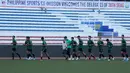 Para pemain Timnas Indonesia U-22 berlari santai saat latihan di Stadion Rizal Memorial, Manila, Rabu (27/11). Latihan ini persiapan jelang laga SEA Games 2019 melawan Singapura U-22. (Bola.com/M Iqbal Ichsan)