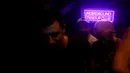 Orang-orang pergi pada akhir pertunjukan stand-up comedy di Kyiv, Ukraina, 11 Juni 2022. Perang Ukraina tidak terlalu lucu, tetapi orang-orang di sana belajar menertawakan kengerian itu semua untuk tetap waras dalam konflik yang telah menewaskan puluhan ribu orang tersebut. (AP Photo/Natacha Pisarenko)