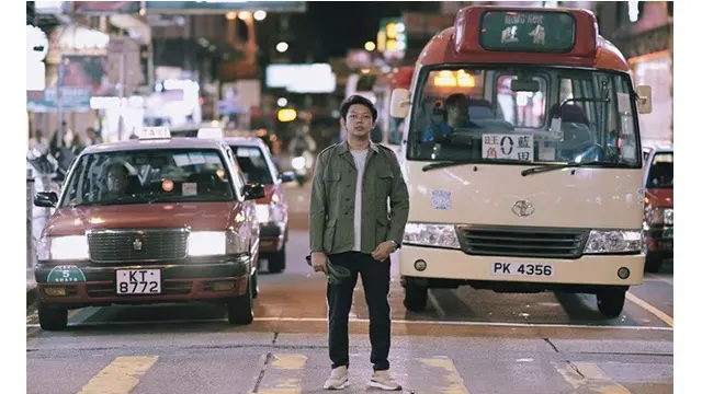 7 Gaya Liburan Bayu Skak di Hong Kong, Pakai Batik ke Disney Land