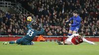 Kiper Arsenal, Petr Cech menghalau bola sepakan pemain Chelsea, Alvaro Morata pada lanjutan Premier League di Emirates Stadium, London, (3/1/2018). Arsenal bemain imbang 2-2 dengan Chelsea. (AP Photo/Frank Augstein)