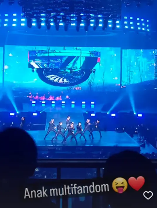 Ayu Ting Ting sendiri memang dikenal sebagai salah satu artis yang begitu menyukai grup K-Pop. Rupanya hal tersebut juga tertular ke anak hingga keduanya menjadi penggemar dari berbagai grup K-Pop atau multifandom. (Liputan6.com/IG/@ayutingting92)