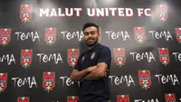 Pose bahagia Yance Sayuri usai dipastikan menjadi bagian dari Malut United (Dok. Malut United)