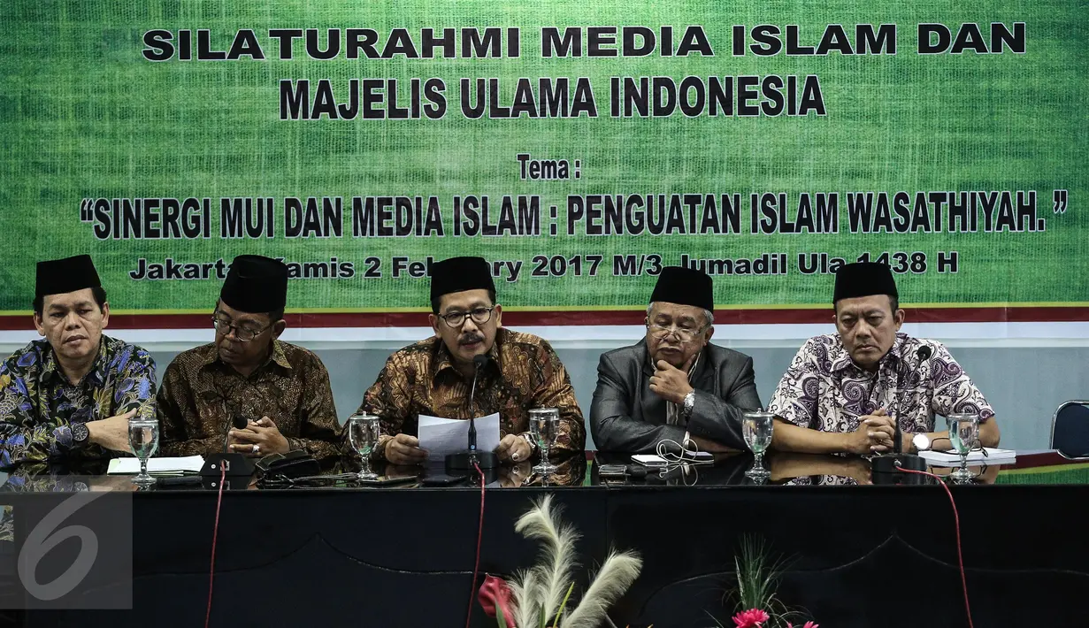 Wakil Ketua Umum MUI Zainut Tauhid Sa'adi (tengah) membacakan sikap resmi atas tudingan-tudingan yang dilancarkan kepada KH Ma'ruf Amin dalam persidangan ke delapan kasus penodaan agama, di Gedung MUI, Jakarta, Kamis (2/2). (Liputan6.com/Faizal Fanani)