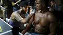 Seorang seniman saat menato seorang pria dibagian bahunya saat Festival Internasional Tattoo Week Rio 2016 ketiga di Rio de Janeiro, Brasil, (22/1/2016). (REUTERS/Pilar Olivares)