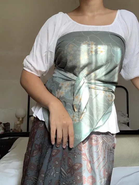 Jika ingin tampil berbeda, kamu dapat memilih scarf sebagai teman kaos polos dan kain yang kamu miliki. Pemilihan warna juga memiliki peran yang penting pada tampilanmu. Hal serupa juga dilakukan oleh Nadin Amizah saat #berkain. (instagram/cakecaine)