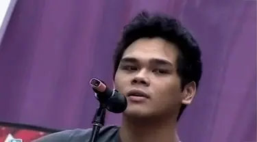 The Overtunes membawakan lagu Dunia Bersamamu dalam acara inBox SCTV (13/01/2015).