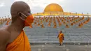 Biksu Buddha menghadiri perayaan Makha Bucha di kuil Wat Dhammakaya di provinsi Pathum Thani, utara Bangkok (16/2/2022). Makha Bucha merupakan salah satu hari raya terpenting bagi para penganut agama Buddha. (AFP/Jack Taylor)