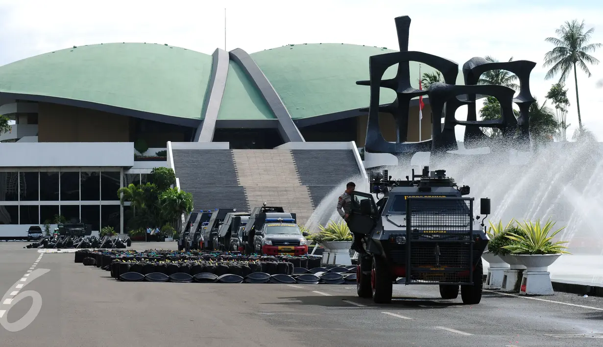 Kendaraan taktis milik Korps Brimob disiagakan untuk melakukan pengamanan kawasan gedung DPR RI, Jakarta, Kamis (30/3). Pengamanan terkait isu aksi massa pada 30 dan 31 Maret 2017. (Liputan6.com/Helmi Fithriansyah)