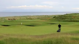 Pekerja memotong rumput lapangan golf di Golf Resort Trump Turnberry milik Donald Trump di Skotlandia, 13 Juni 2016. Dibeli Trump dari sebuah perusahaan yang bernama Dubai Leisurecorp, golf resort ini dibangun sejak 108 tahun lalu. (REUTERS/Tom Bergin)