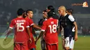 Sempat terjadi keributan kecil antara bek Liverpool Martin Sktel dengan pemain Indonesia XI Victor Igbonefo (Liputan6.com/Helmi Fithriansyah)