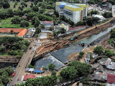 Pandangan udara proyek pembangunan sodetan Kali Ciliwung di Banjir Kanal Timur (BKT), Jakarta Timur, Senin (20/2/2023). Progres pembangunan sodetan Kali Ciliwung menuju BKT sudah mencapai 62 persen. Proyek yang menelan biaya mencapai Rp1,2 triliun ini ditargetkan berfungsi paling lambat April 2023. (merdeka.com/Iqbal S Nugroho)
