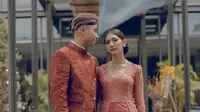 Sheila Dara mengenakan kebaya dan rambut disanggul saat dilamar Vidi Aldiano (dok.Instagram/@vidialdiano/https://www.instagram.com/p/CW8OwBfPekW/Komarudin)