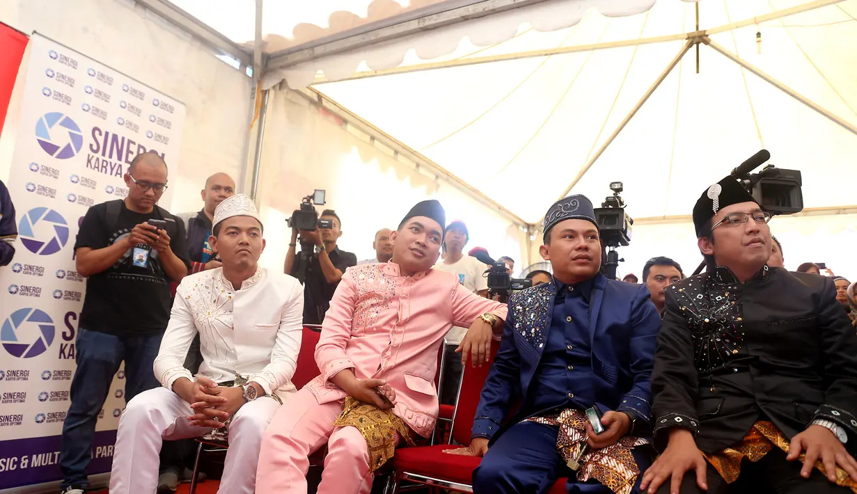 Warna-warni baju pengantin pria menjadi daya tarik tersendiri bagi grup band Wali. Di acara yang bertema ‘Hajatan’ ini pula mereka sekaligus meluncurkan Program Beasiswa Pendidikan Pelajar/Santri. (Andy Masela/Bintang.com)