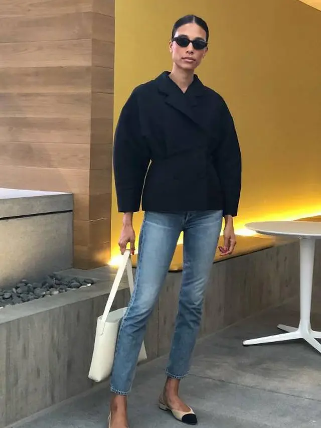 Skinny Jeans Penuh Aksi dengan Paduan Berikut Ini