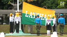 Calon Paskibraka Nasional bersama Pasmpampres mengibarkan bendera dalam latihan bersama dengan tim gabungan di PP-PON Cibubur, Jakarta , Senin (7/8). Tim gabungan terdiri dari anggota TNI, Polri, Pasmpampres serta Marching Band (Liputan6.com/Yoppy Renato)