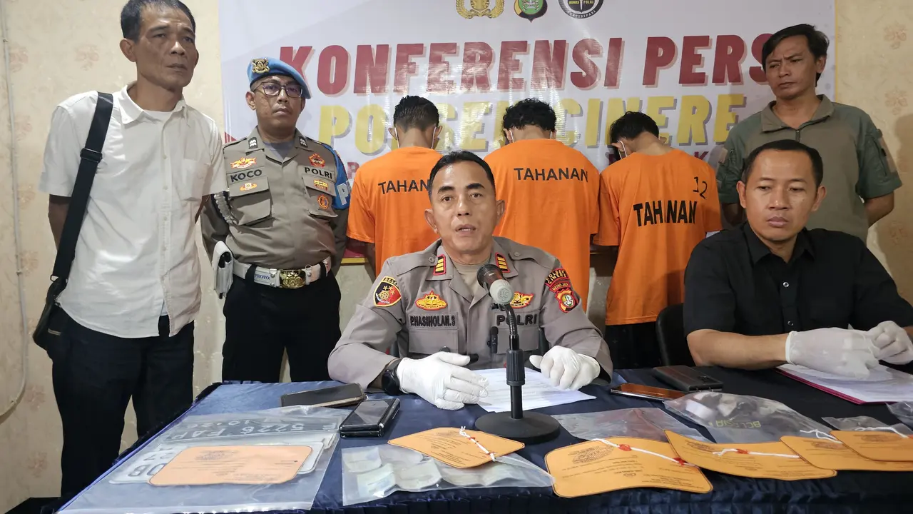 Kapolsek Cinere, AKP Pesta Hasiholan Siahaan saat menjelaskan aksi ketiga tersangka curanmor gunakan airsoft gun dan senjata tajam. (Liputan6.com/Dicky Agung Prihanto)