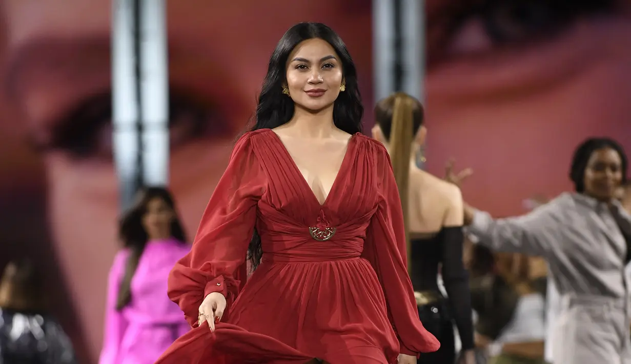 Ariel Tatum berlenggang di catwalk mengenakan kreasi untuk koleksi busana L'Oreal Spring/Summer 2023 yang disajikan selama Paris Fashion Week di Paris pada Minggu, 2 Oktober 2022.  Ariel mengaku bahwa dirinya terpilih untuk mewakili Indonesia di Paris Fashion Week 2023 dan itu merupakan suatu kehormatan baginya. Dalam kesempatan istimewa tersebut, ia berharap dapat menjadi pemberdayaan dan kesetaraan bagi semua kalangan. (AFP/JULIEN DE ROSA)