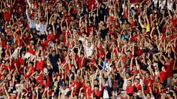 Setelah tiga tahun lamanya, akhirnya suporter bisa kembali mendukung skuad Garuda di Stadion Utama Gelora Bung Karno (SUGBK). (Bola.com/M iqbal Ichsan)