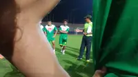 Evan Dimas dan Ilham Udin mendengar arahan pelatih Ibnu Grahan saat berlatih di Surabaya, (9/6/2016). (Bola.com/Fahrizal Anas)