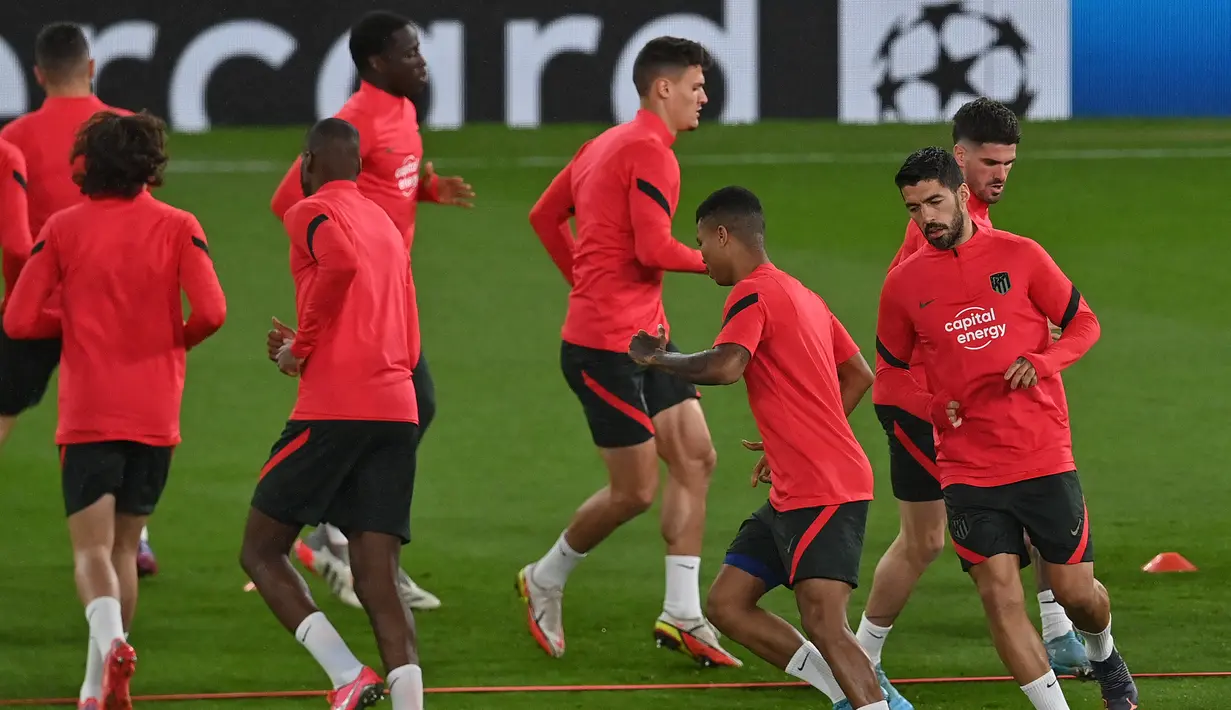 Penyerang Atletico Madrid Luis Suarez (kedua kanan) menghadiri sesi latihan di stadion Old Trafford di Manchester, Senin (14/3/2022). Atletico Madrid akan bertandang ke Manchester United (MU) di laga leg kedua babak 16 besar Liga Champions pada Rabu, 16 Maret 2022 dini hari WIB. (Paul ELLIS / AFP)
