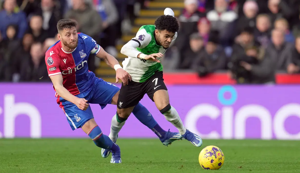 Alisson kembali mengawal gawang Liverpool setelah absen di tiga laga terakhir karena masalah hamstring. Kehadirannya terbukti membantu The Reds menghalau serbuan Crystal Palace. (AP Photo/Kin Cheung)