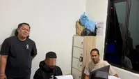 Polisi menangkap MHA (19), pria yang diduga menembak seorang pelajar hingga mengalami cedera serius pada mata kiri di Kabupaten Garut, Jawa Barat. (Foto: Antara)